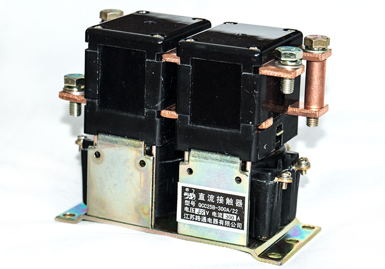 LUTONG QCC25B-150A/22, QCC25B-200A/22 and QCC25B-300A/22 Direction Changeover DC Contactor, Replacement of GE IC4482CTTA154FR and ICIC4482CTTA304FR Heavy Duty DPDT Contactors